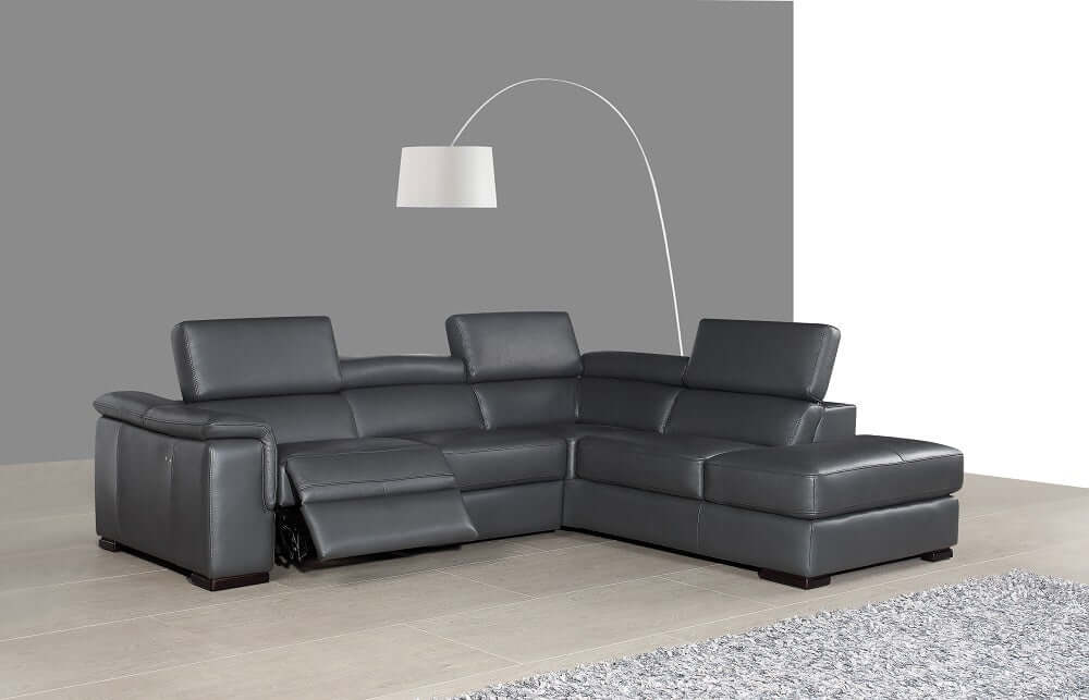 Agata in Chaise
